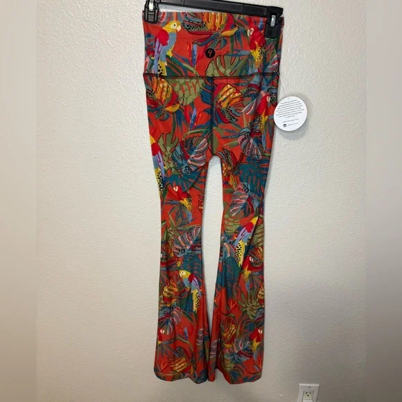 New NWT YOGA democracy Split Flare Pant In Tropical Paradise - Picture 5 of 8